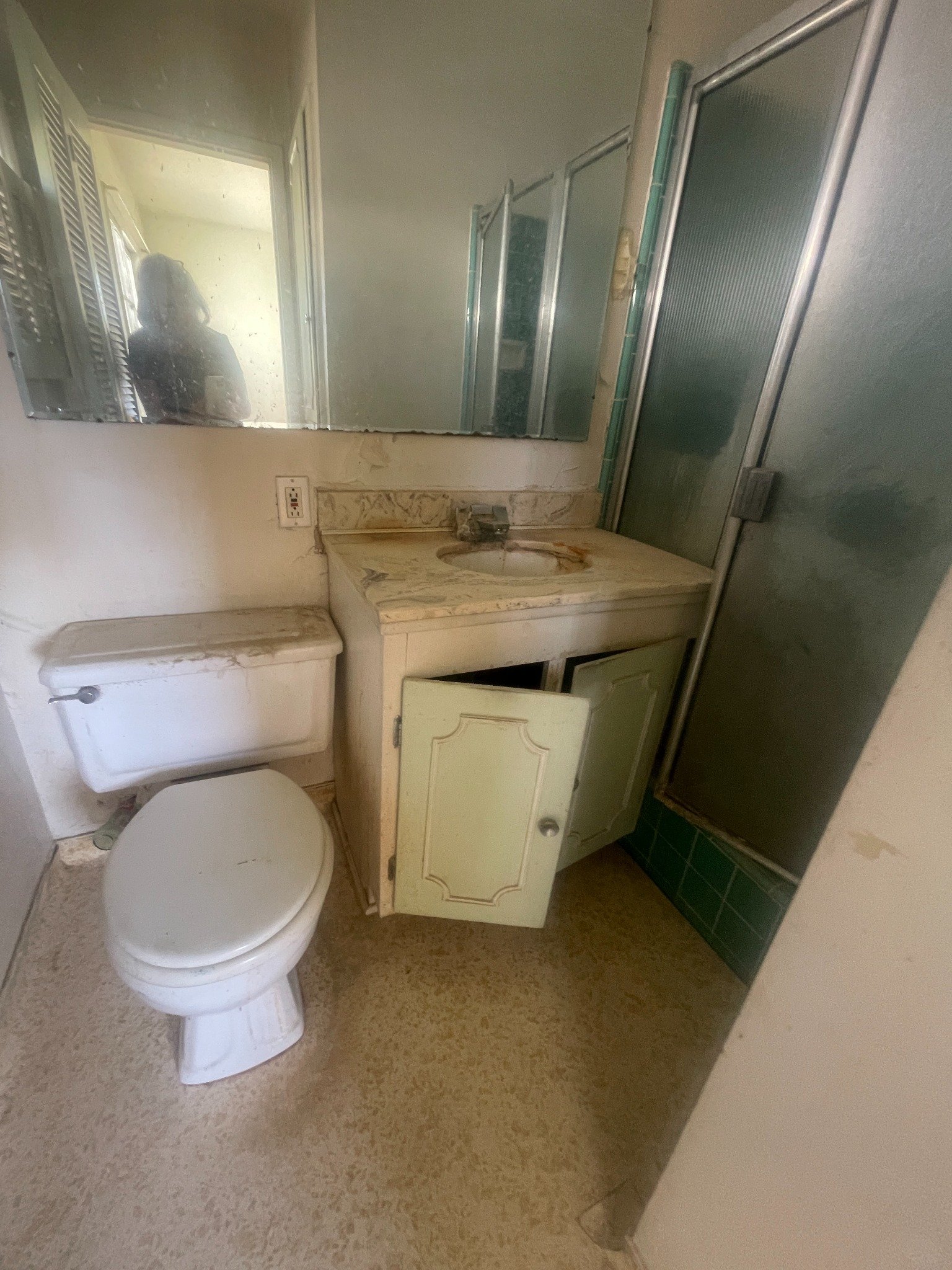 Owens Avenue bathroom before
